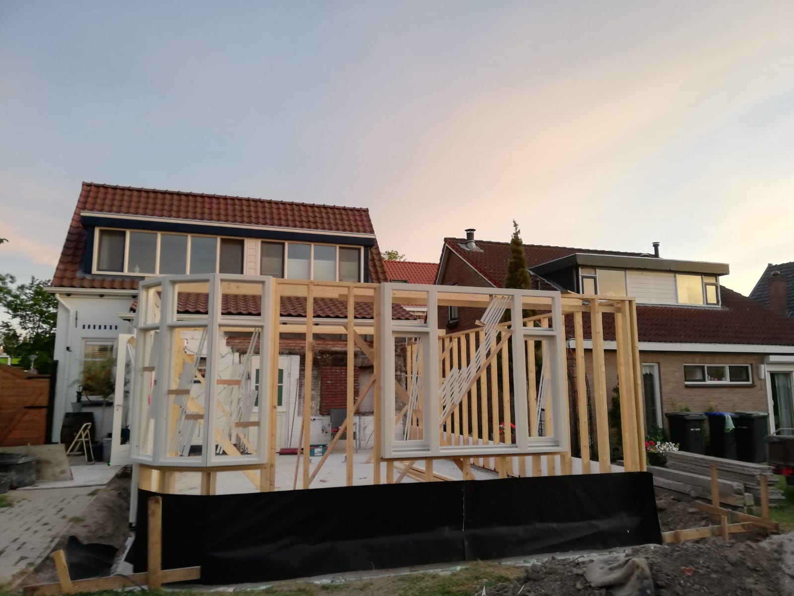 Sfeerbeeld van een badkamer met eiken meubel en lichte natuursteen