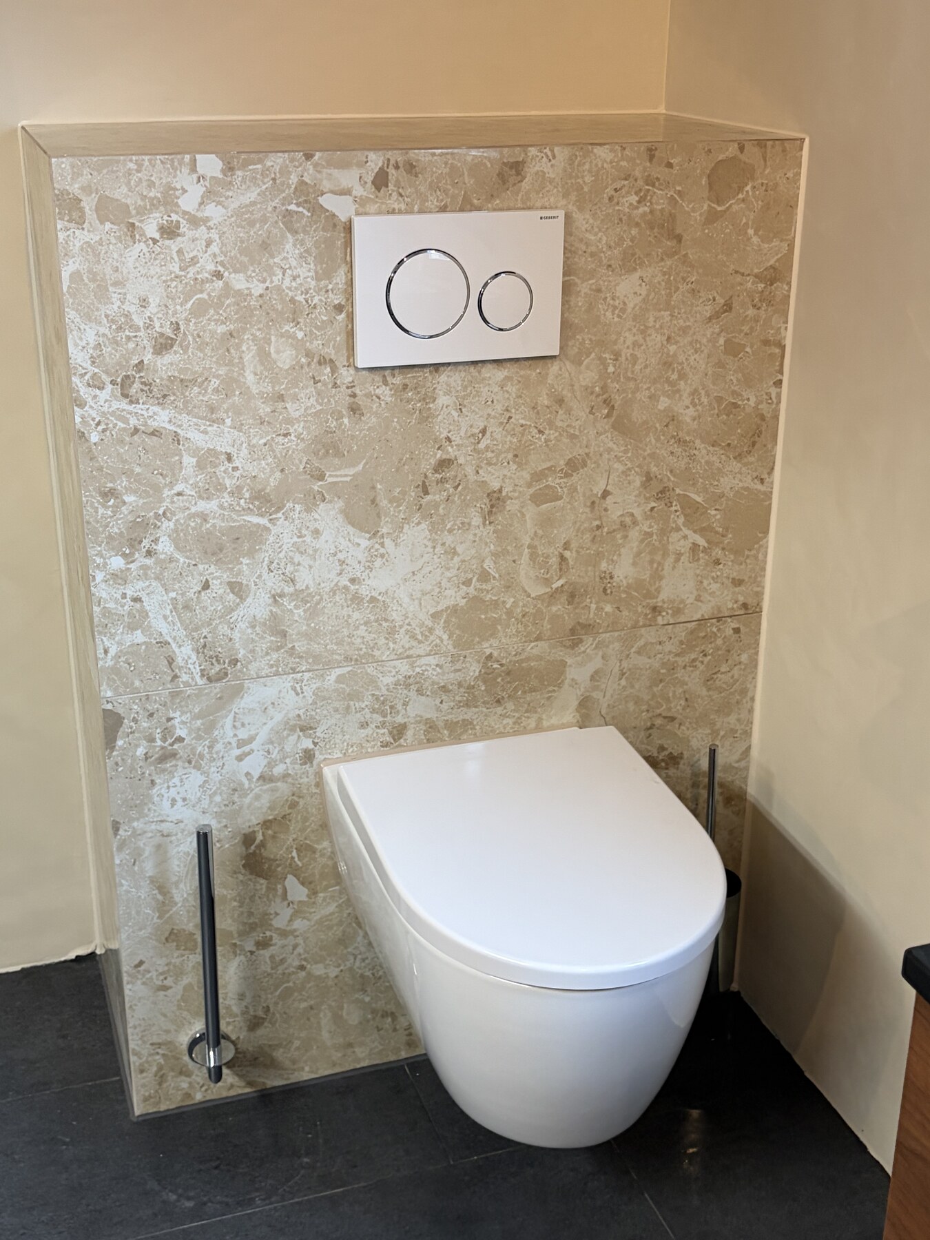 Wandhangend toilet met natuursteenlook wandtegels